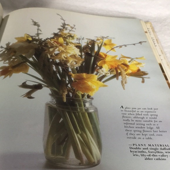 Fresh Flowers A complete guide to selecting & arranging coffee table book - Picture 11 of 16